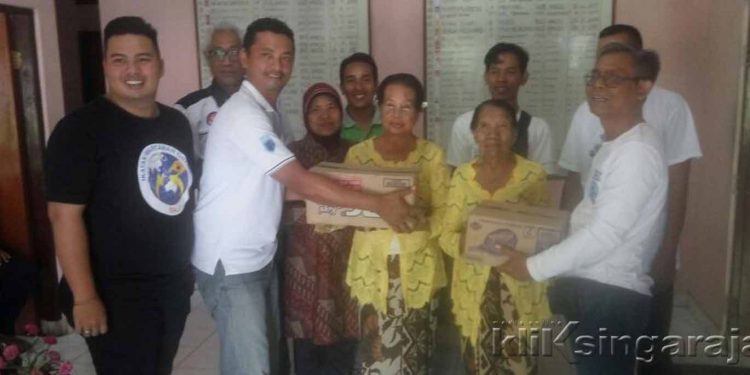 Jelang Tahun Baru 2018, Jurnalis Di Buleleng Berbagi Bersama Lansia