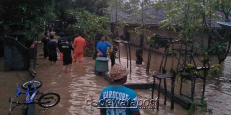 Puluhan Rumah Di Pengulon Terendam Banjir, SAR Buleleng Lakukan Pemantauan