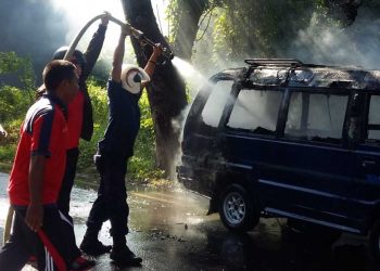 Diduga Konsleting, Mobil Carry Terbakar