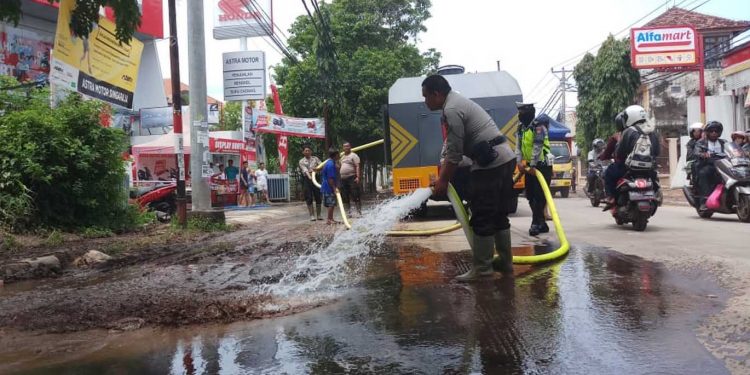 Pasca Bencana Di Buleleng, Polisi Bersihkan Material Banjir dan Longsor
