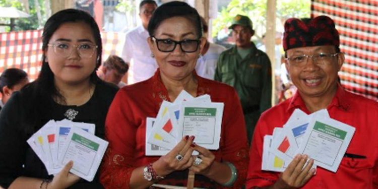 Nyoblos di TPS 11, Gubernur Koster Ajak Masyarakat Kawal Pemilu Serentak