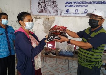 Wujudkan Kebersamaan, IWB Singaraja Bantu Korban Banjir Kampung Anyar