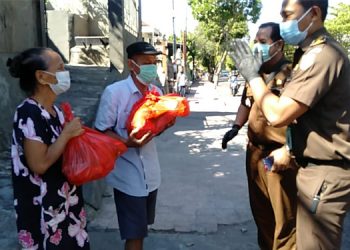 Kejaksaan Berbagi  50 Paket Sembako Menyasar Lansia
