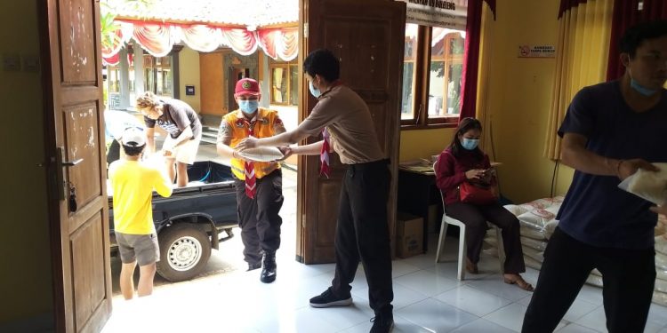 Pramuka Buleleng Turut Membantu Masyarakat Bersama Dinsos