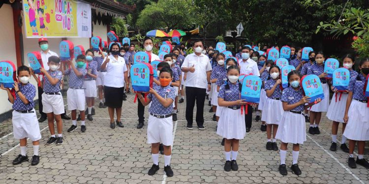 Wabup Sutjidra Serahkan Bantuan 100 Paket Media Edukasi