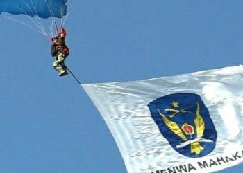 Alumni Menwa Mahakarta Rayakan HUT Ke-11, Gelar Wayang Hingga Atraksi Terjun Payung