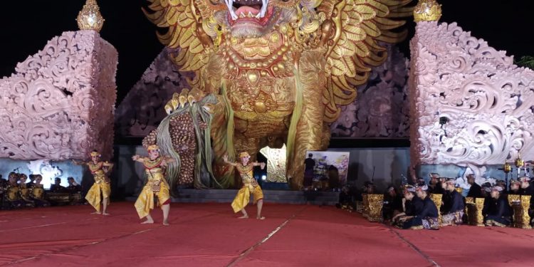 Ratusan Masyarakat Penuhi TBK Saksikan Tabuh Lelambatan Majegau