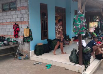 Satgas TMMD Giri Emas Berbaur Dengan Warga