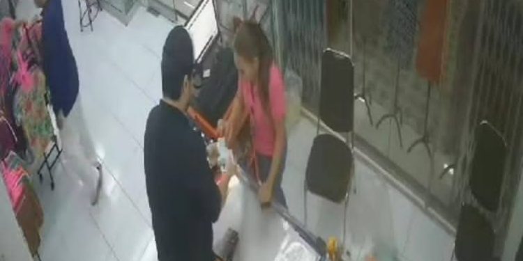 Terekam CCTV, Diduga WNA Ambil Uang Kasir Toko