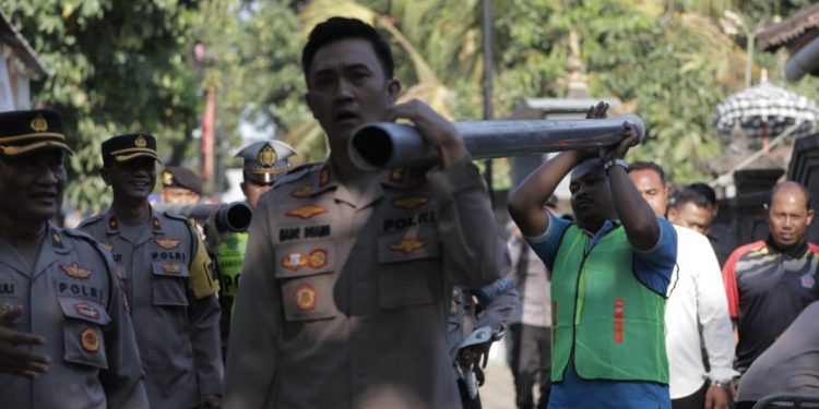 Sinergitas Kepolisian dan Perumda Air Minum Lakukan Pipanisasi Di Petandakan