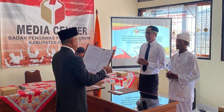 Bawaslu Gianyar  Melantik PAW Panwaslu Kecamatan Gianyar