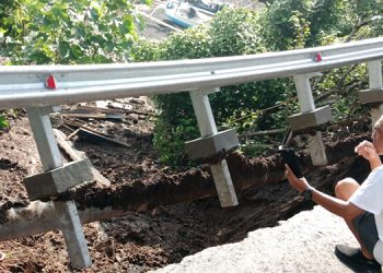 Pipa Induk Air Minum Bocor, Jalan Provinsi di Desa Pacung Jebol
