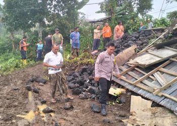 Senderan Ambrol di Pucaksari, Satu Rumah Roboh