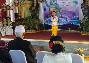 Megending Hingga Ngewacen Warnai Bulan Bahasa Bali Di Desa Adat Buleleng