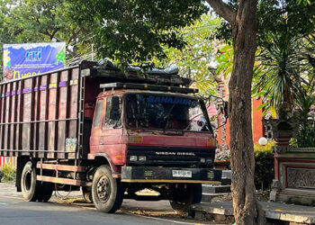 Sepekan Parkir di Bahu Jalan, Truk Fuso Resahkan Penguna Jalan